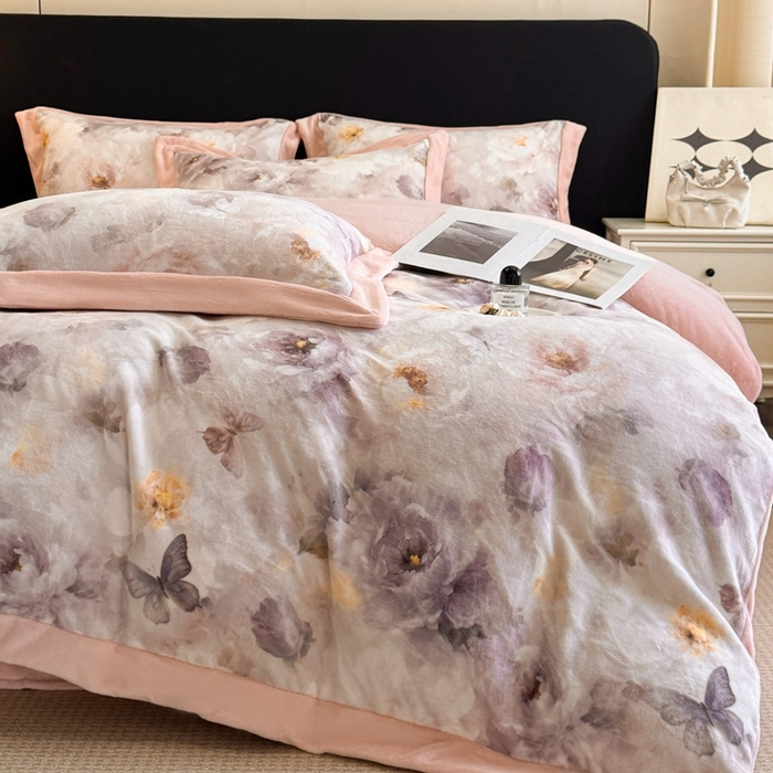 91家纺网 家纺一手货源 找家纺 博纳家纺 2025新款亲肤舒适牛奶绒数码印花拼角系列四件套（控价劵后208 严格按控价来） 花织-粉玉