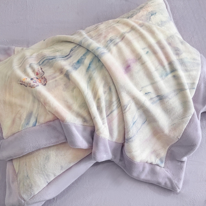 91家纺网 家纺一手货源 找家纺 博纳家纺 2025新款亲肤舒适牛奶绒数码印花拼角系列四件套（控价劵后208 严格按控价来） 彩蝶飘飘-浅紫