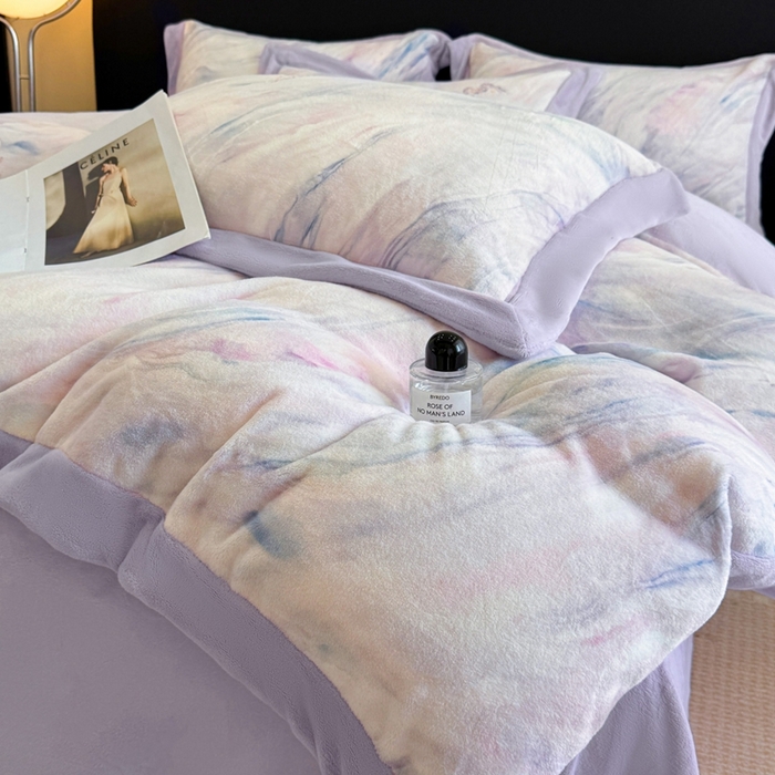 91家纺网 家纺一手货源 找家纺 博纳家纺 2025新款亲肤舒适牛奶绒数码印花拼角系列四件套（控价劵后208 严格按控价来） 彩蝶飘飘-浅紫