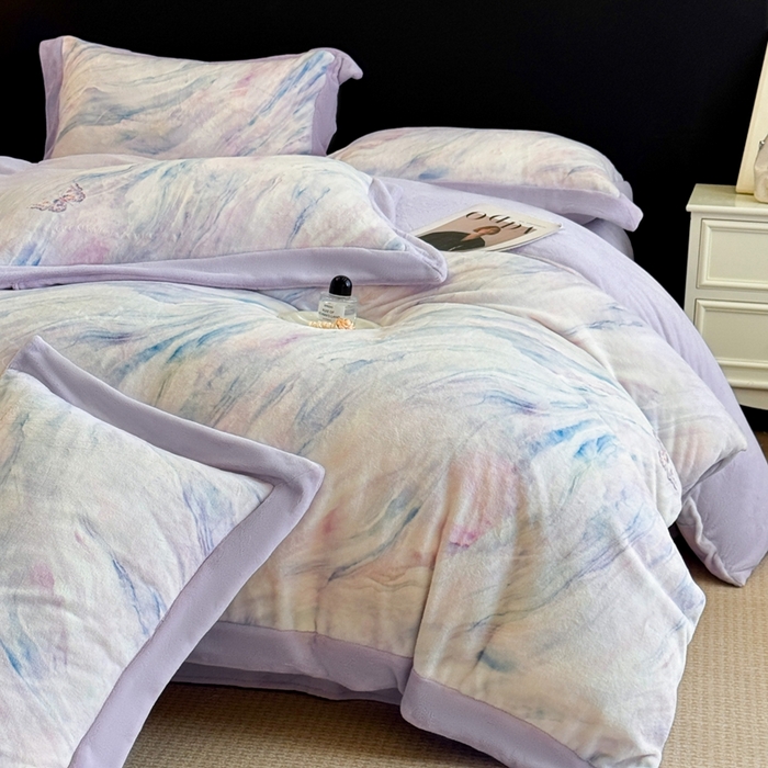 91家纺网 家纺一手货源 找家纺 博纳家纺 2025新款亲肤舒适牛奶绒数码印花拼角系列四件套（控价劵后208 严格按控价来） 彩蝶飘飘-浅紫