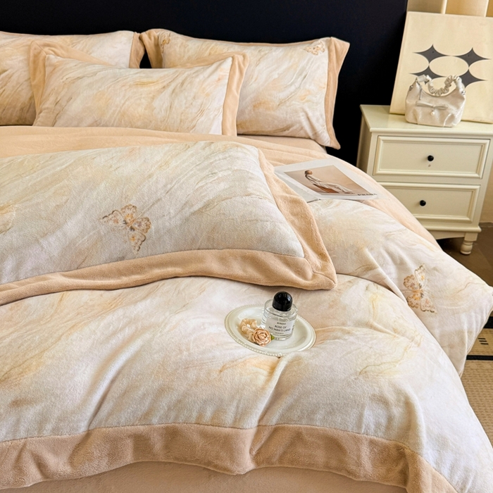 91家纺网 家纺一手货源 找家纺 博纳家纺 2025新款亲肤舒适牛奶绒数码印花拼角系列四件套（控价劵后208 严格按控价来） 彩蝶飘飘-香槟