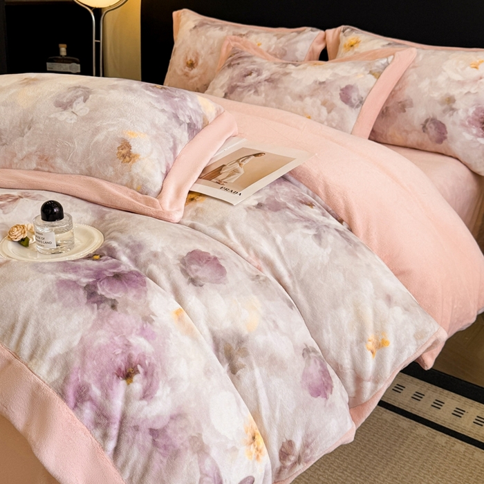 91家纺网 家纺一手货源 找家纺 博纳家纺 2025新款亲肤舒适牛奶绒数码印花拼角系列四件套（控价劵后208 严格按控价来） 花织-粉玉