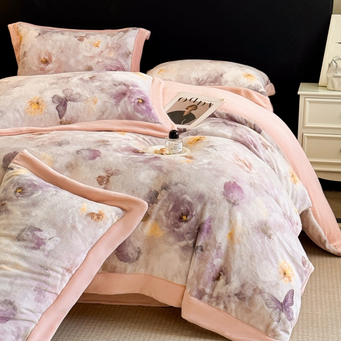 91家纺网 家纺一手货源 找家纺 博纳家纺 2025新款亲肤舒适牛奶绒数码印花拼角系列四件套（控价劵后208 严格按控价来） 花织-粉玉