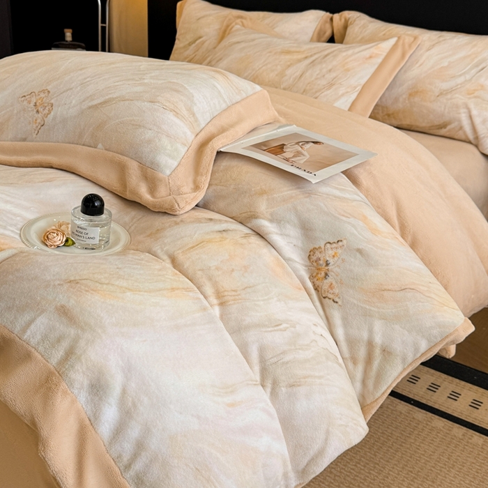 91家纺网 家纺一手货源 找家纺 博纳家纺 2025新款亲肤舒适牛奶绒数码印花拼角系列四件套（控价劵后208 严格按控价来） 彩蝶飘飘-香槟