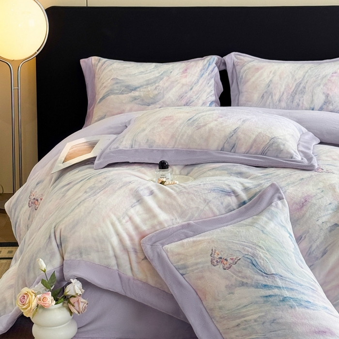 91家纺网 家纺一手货源 找家纺 博纳家纺 2025新款亲肤舒适牛奶绒数码印花拼角系列四件套（控价劵后208 严格按控价来） 彩蝶飘飘-浅紫