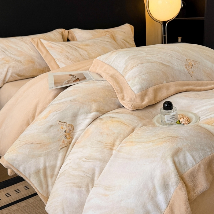 91家纺网 家纺一手货源 找家纺 博纳家纺 2025新款亲肤舒适牛奶绒数码印花拼角系列四件套（控价劵后208 严格按控价来） 彩蝶飘飘-香槟