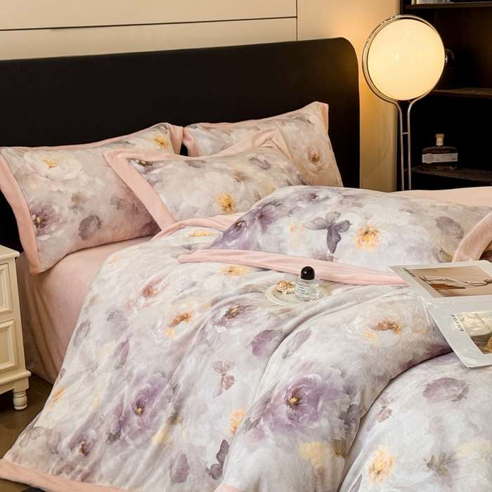 91家纺网 家纺一手货源 找家纺 博纳家纺 2025新款亲肤舒适牛奶绒数码印花拼角系列四件套（控价劵后208 严格按控价来） 花织-粉玉