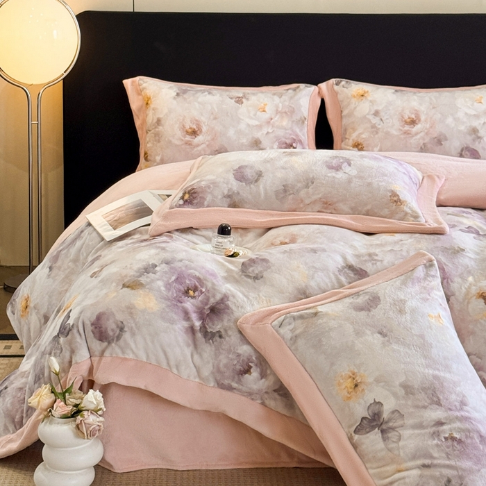 91家纺网 家纺一手货源 找家纺 博纳家纺 2025新款亲肤舒适牛奶绒数码印花拼角系列四件套（控价劵后208 严格按控价来） 花织-粉玉