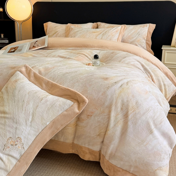 91家纺网 家纺一手货源 找家纺 博纳家纺 2025新款亲肤舒适牛奶绒数码印花拼角系列四件套（控价劵后208 严格按控价来） 彩蝶飘飘-香槟