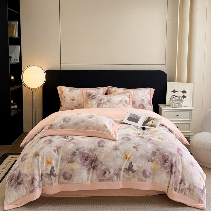 91家纺网 家纺一手货源 找家纺 博纳家纺 2025新款亲肤舒适牛奶绒数码印花拼角系列四件套（控价劵后208 严格按控价来） 花织-粉玉