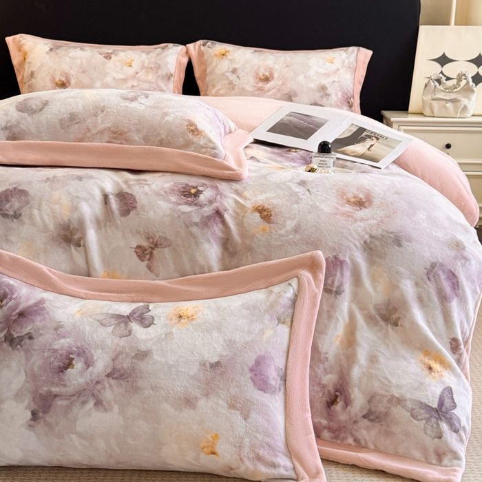 91家纺网 家纺一手货源 找家纺 博纳家纺 2025新款亲肤舒适牛奶绒数码印花拼角系列四件套（控价劵后208 严格按控价来） 花织-粉玉