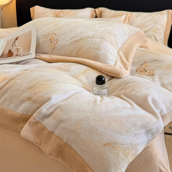 91家纺网 家纺一手货源 找家纺 博纳家纺 2025新款亲肤舒适牛奶绒数码印花拼角系列四件套（控价劵后208 严格按控价来） 彩蝶飘飘-香槟