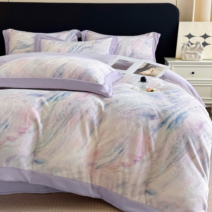 91家纺网 家纺一手货源 找家纺 博纳家纺 2025新款亲肤舒适牛奶绒数码印花拼角系列四件套（控价劵后208 严格按控价来） 彩蝶飘飘-浅紫