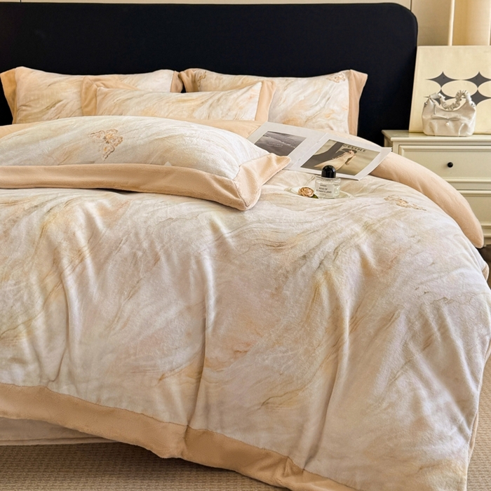 91家纺网 家纺一手货源 找家纺 博纳家纺 2025新款亲肤舒适牛奶绒数码印花拼角系列四件套（控价劵后208 严格按控价来） 彩蝶飘飘-香槟