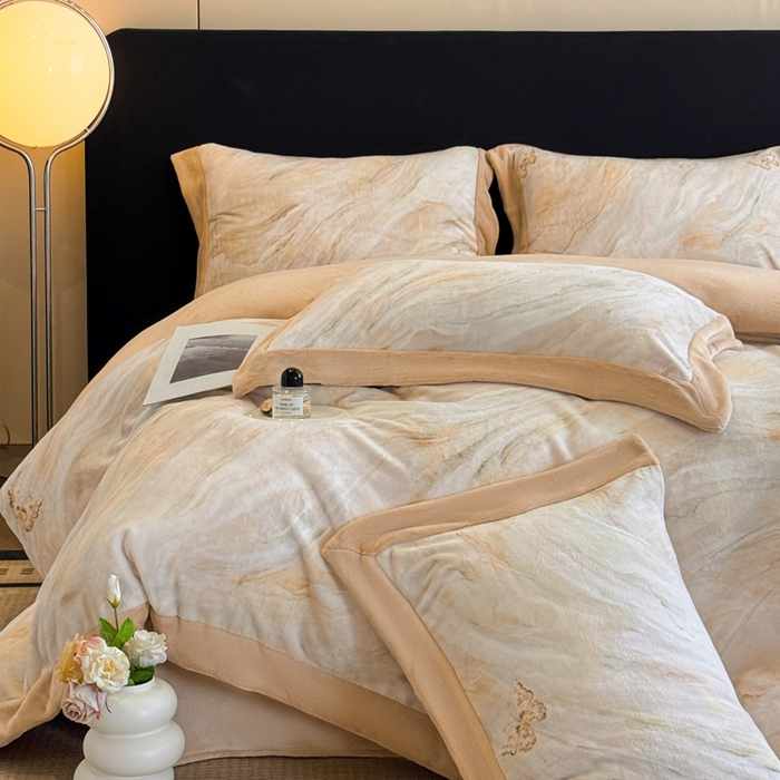 91家纺网 家纺一手货源 找家纺 博纳家纺 2025新款亲肤舒适牛奶绒数码印花拼角系列四件套（控价劵后208 严格按控价来） 彩蝶飘飘-香槟