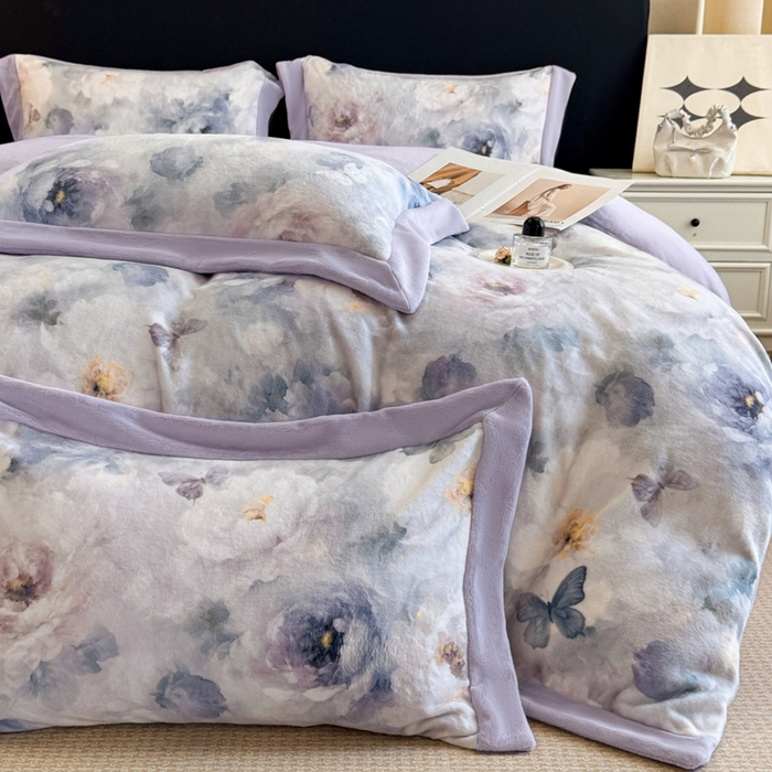 91家纺网 家纺一手货源 找家纺 博纳家纺 2025新款亲肤舒适牛奶绒数码印花拼角系列四件套（控价劵后208 严格按控价来） 花织-浅紫