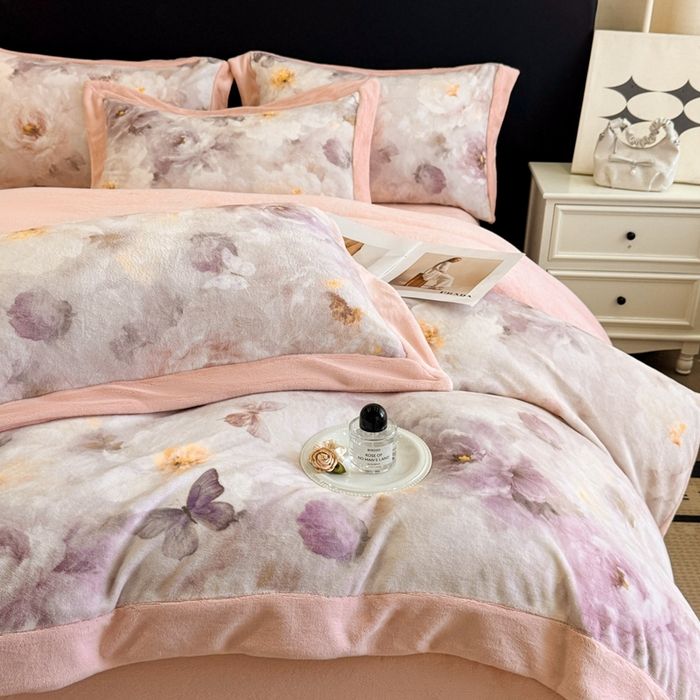 91家纺网 家纺一手货源 找家纺 博纳家纺 2025新款亲肤舒适牛奶绒数码印花拼角系列四件套（控价劵后208 严格按控价来） 花织-粉玉