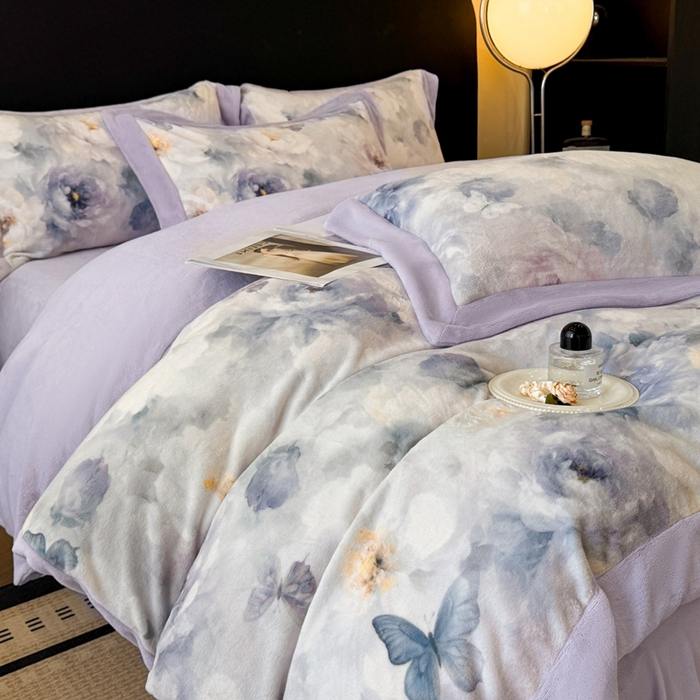 91家纺网 家纺一手货源 找家纺 博纳家纺 2025新款亲肤舒适牛奶绒数码印花拼角系列四件套（控价劵后208 严格按控价来） 花织-浅紫