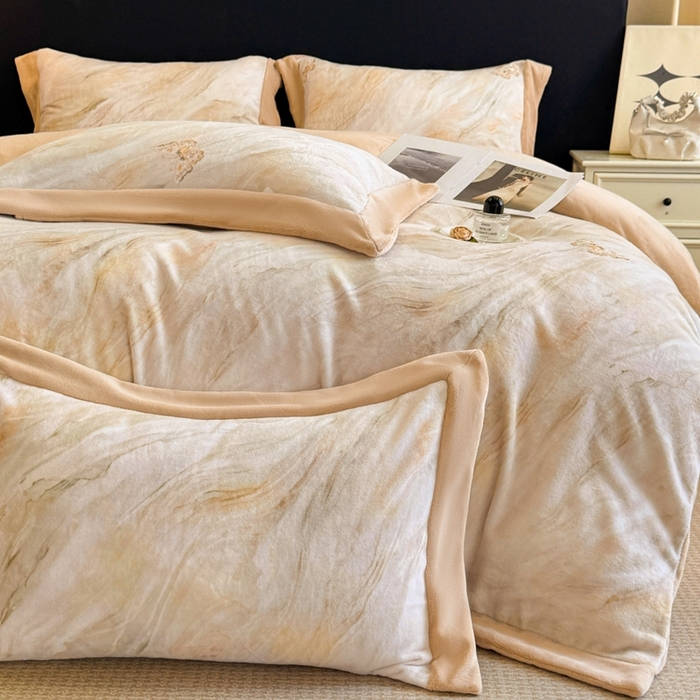 91家纺网 家纺一手货源 找家纺 博纳家纺 2025新款亲肤舒适牛奶绒数码印花拼角系列四件套（控价劵后208 严格按控价来） 彩蝶飘飘-香槟