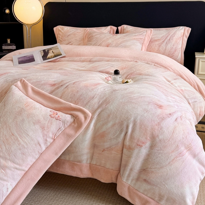 91家纺网 家纺一手货源 找家纺 （总）博纳家纺 2025新款亲肤舒适牛奶绒数码印花拼角系列四件套（控价劵后208 严格按控价来）