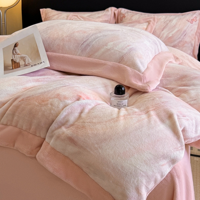 91家纺网 家纺一手货源 找家纺 博纳家纺 2025新款亲肤舒适牛奶绒数码印花拼角系列四件套（控价劵后208 严格按控价来） 彩蝶飘飘-粉玉