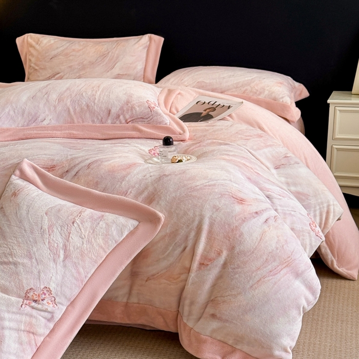 91家纺网 家纺一手货源 找家纺 博纳家纺 2025新款亲肤舒适牛奶绒数码印花拼角系列四件套（控价劵后208 严格按控价来） 彩蝶飘飘-粉玉