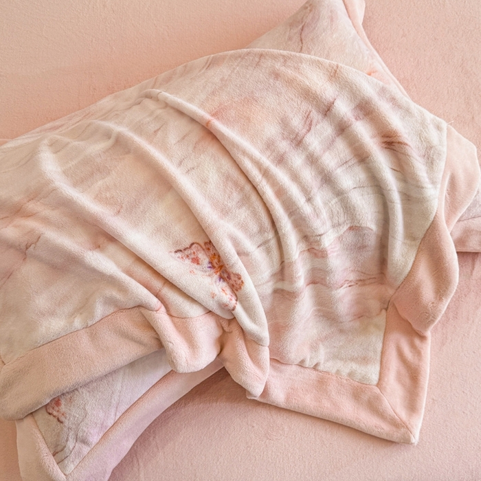 91家纺网 家纺一手货源 找家纺 博纳家纺 2025新款亲肤舒适牛奶绒数码印花拼角系列四件套（控价劵后208 严格按控价来） 彩蝶飘飘-粉玉