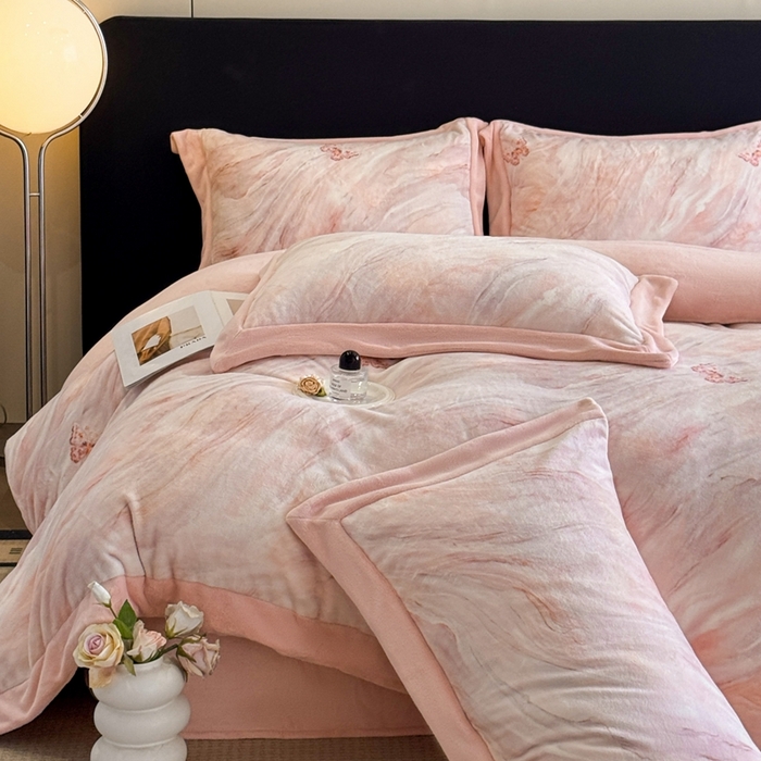 91家纺网 家纺一手货源 找家纺 博纳家纺 2025新款亲肤舒适牛奶绒数码印花拼角系列四件套（控价劵后208 严格按控价来） 彩蝶飘飘-粉玉