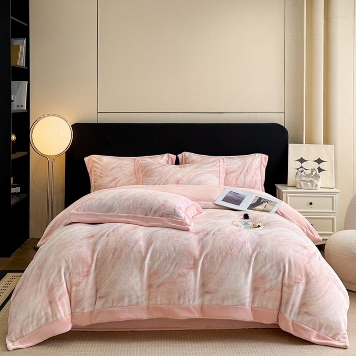 91家纺网 家纺一手货源 找家纺 博纳家纺 2025新款亲肤舒适牛奶绒数码印花拼角系列四件套（控价劵后208 严格按控价来） 彩蝶飘飘-粉玉