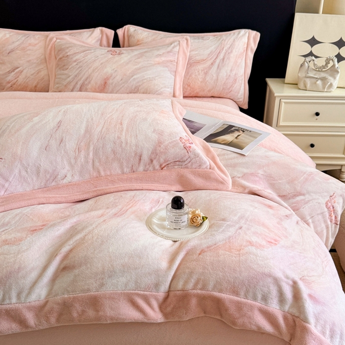 91家纺网 家纺一手货源 找家纺 博纳家纺 2025新款亲肤舒适牛奶绒数码印花拼角系列四件套（控价劵后208 严格按控价来） 彩蝶飘飘-粉玉