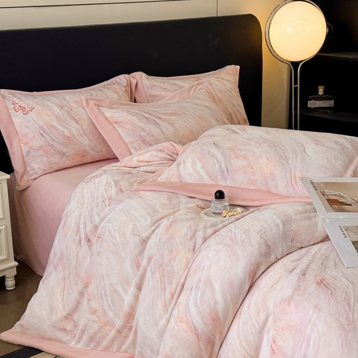 91家纺网 家纺一手货源 找家纺 博纳家纺 2025新款亲肤舒适牛奶绒数码印花拼角系列四件套（控价劵后208 严格按控价来） 彩蝶飘飘-粉玉