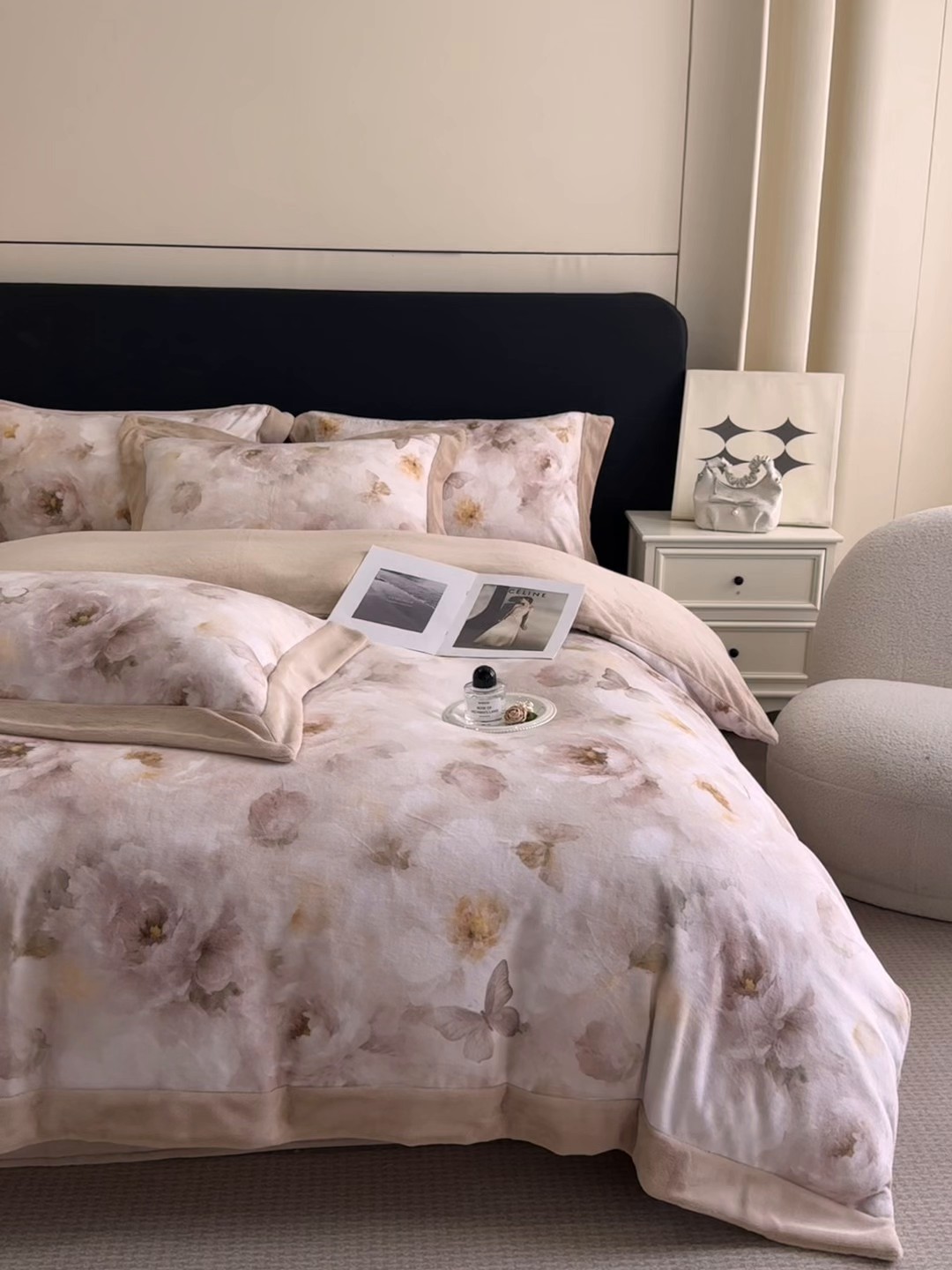 91家纺网 家纺一手货源 找家纺 博纳家纺 2025新款亲肤舒适牛奶绒数码印花拼角系列四件套（控价劵后208 严格按控价来） 花织-香槟