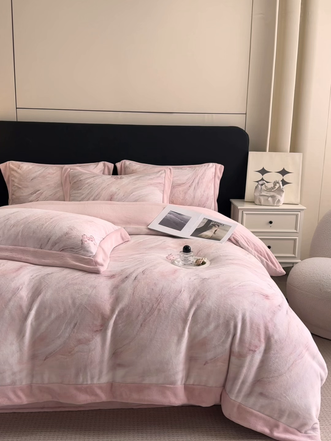 91家纺网 家纺一手货源 找家纺 （总）博纳家纺 2025新款亲肤舒适牛奶绒数码印花拼角系列四件套（控价劵后208 严格按控价来）