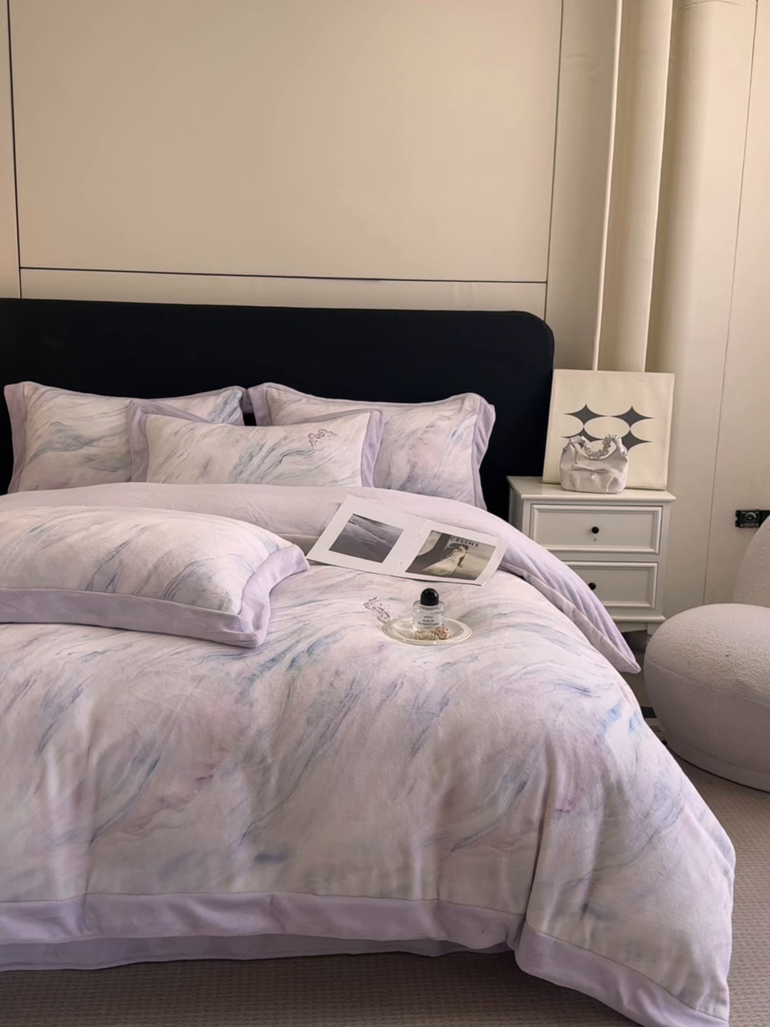 91家纺网 家纺一手货源 找家纺 博纳家纺 2025新款亲肤舒适牛奶绒数码印花拼角系列四件套（控价劵后208 严格按控价来） 彩蝶飘飘-浅紫