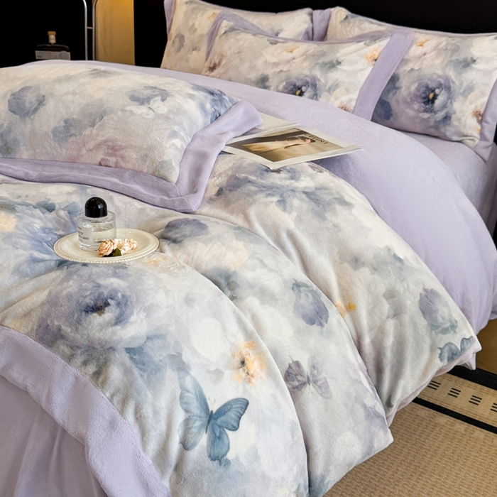 91家纺网 家纺一手货源 找家纺 博纳家纺 2025新款亲肤舒适牛奶绒数码印花拼角系列四件套（控价劵后208 严格按控价来） 花织-浅紫