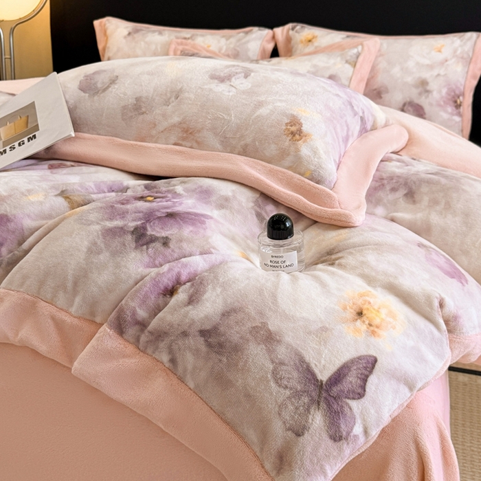 91家纺网 家纺一手货源 找家纺 博纳家纺 2025新款亲肤舒适牛奶绒数码印花拼角系列四件套（控价劵后208 严格按控价来） 花织-粉玉