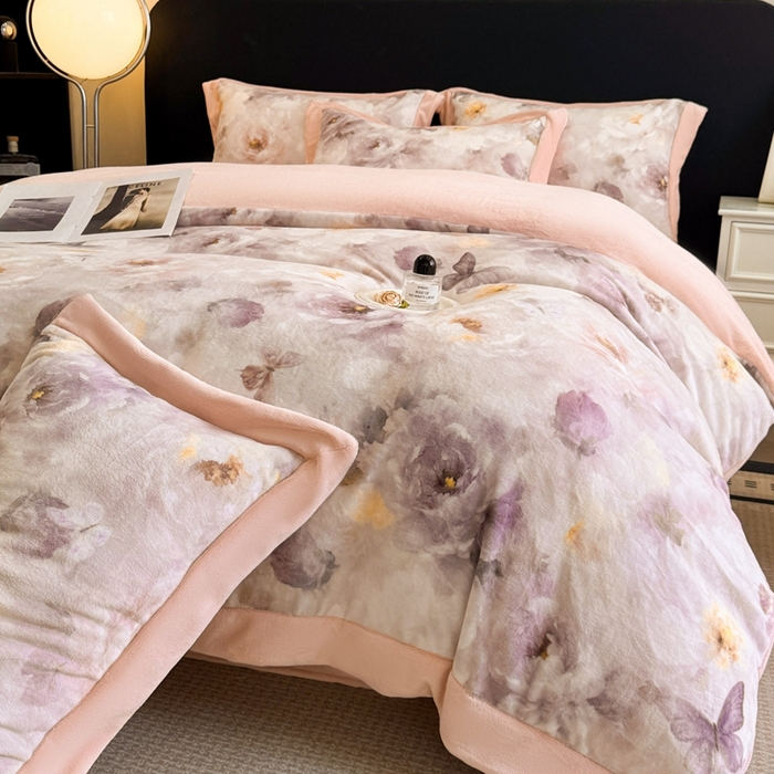 91家纺网 家纺一手货源 找家纺 博纳家纺 2025新款亲肤舒适牛奶绒数码印花拼角系列四件套（控价劵后208 严格按控价来） 花织-粉玉