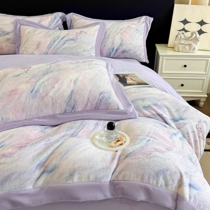 91家纺网 家纺一手货源 找家纺 博纳家纺 2025新款亲肤舒适牛奶绒数码印花拼角系列四件套（控价劵后208 严格按控价来） 彩蝶飘飘-浅紫