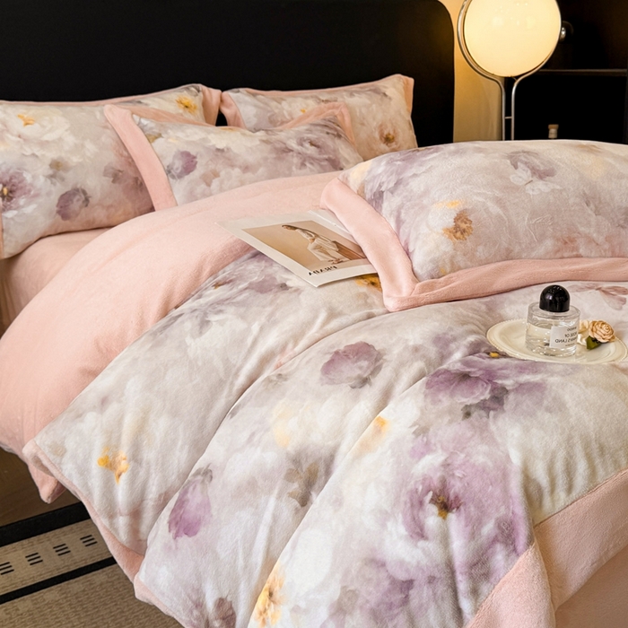 91家纺网 家纺一手货源 找家纺 博纳家纺 2025新款亲肤舒适牛奶绒数码印花拼角系列四件套（控价劵后208 严格按控价来） 花织-粉玉