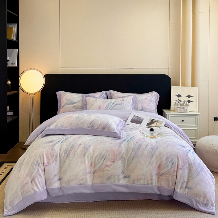 91家纺网 家纺一手货源 找家纺 博纳家纺 2025新款亲肤舒适牛奶绒数码印花拼角系列四件套（控价劵后208 严格按控价来） 彩蝶飘飘-浅紫