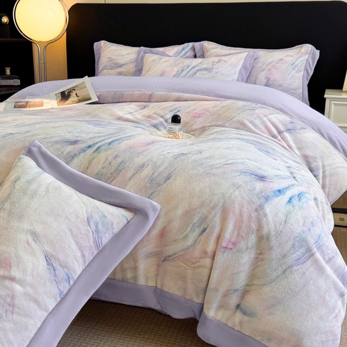 91家纺网 家纺一手货源 找家纺 博纳家纺 2025新款亲肤舒适牛奶绒数码印花拼角系列四件套（控价劵后208 严格按控价来） 彩蝶飘飘-浅紫