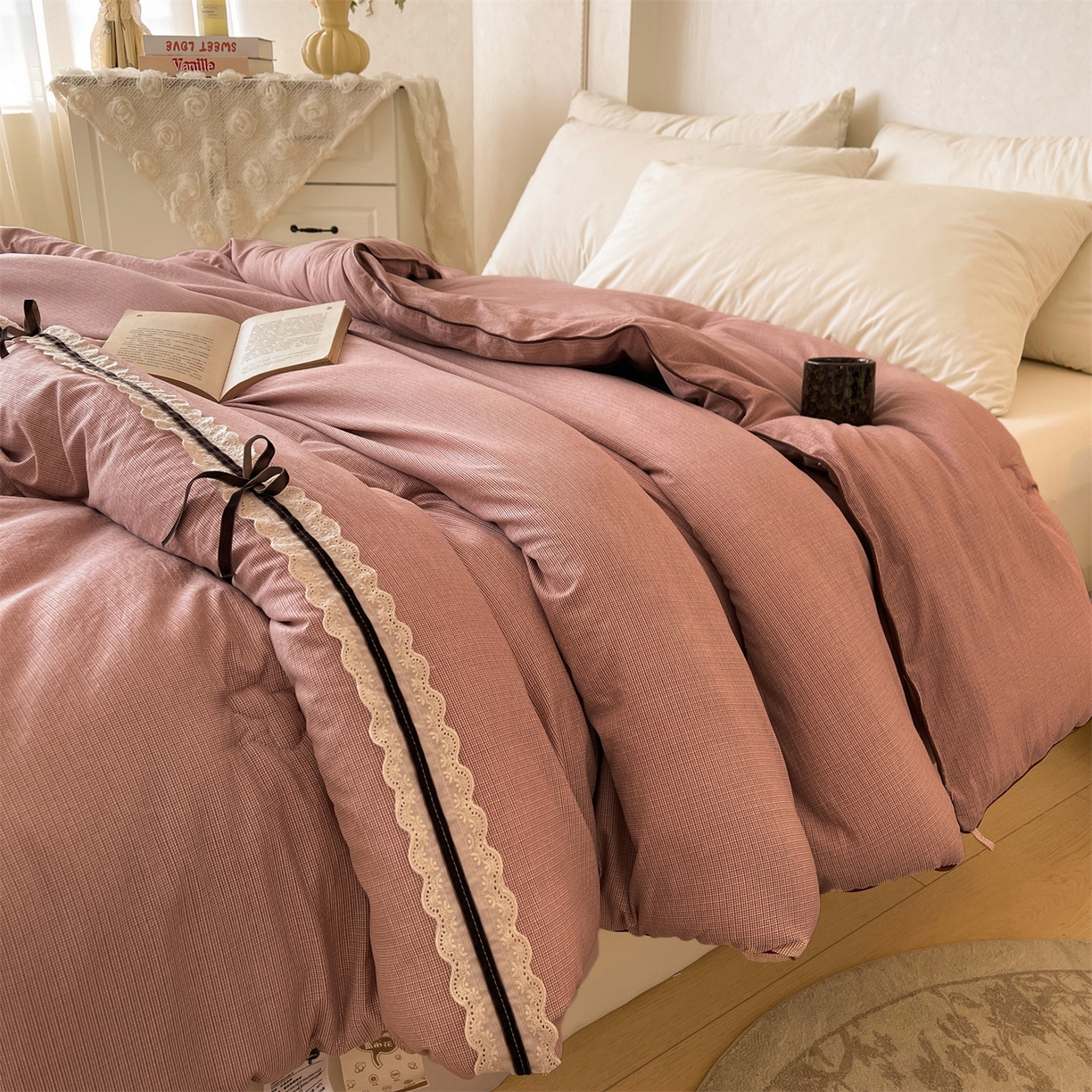 91家纺网 家纺一手货源 找家纺 梵蒂莎 2025新款花边蝴蝶结棉花被（场景2）暖衾蝶影秋冬被四季被子被芯 暖衾蝶影-豆沙粉