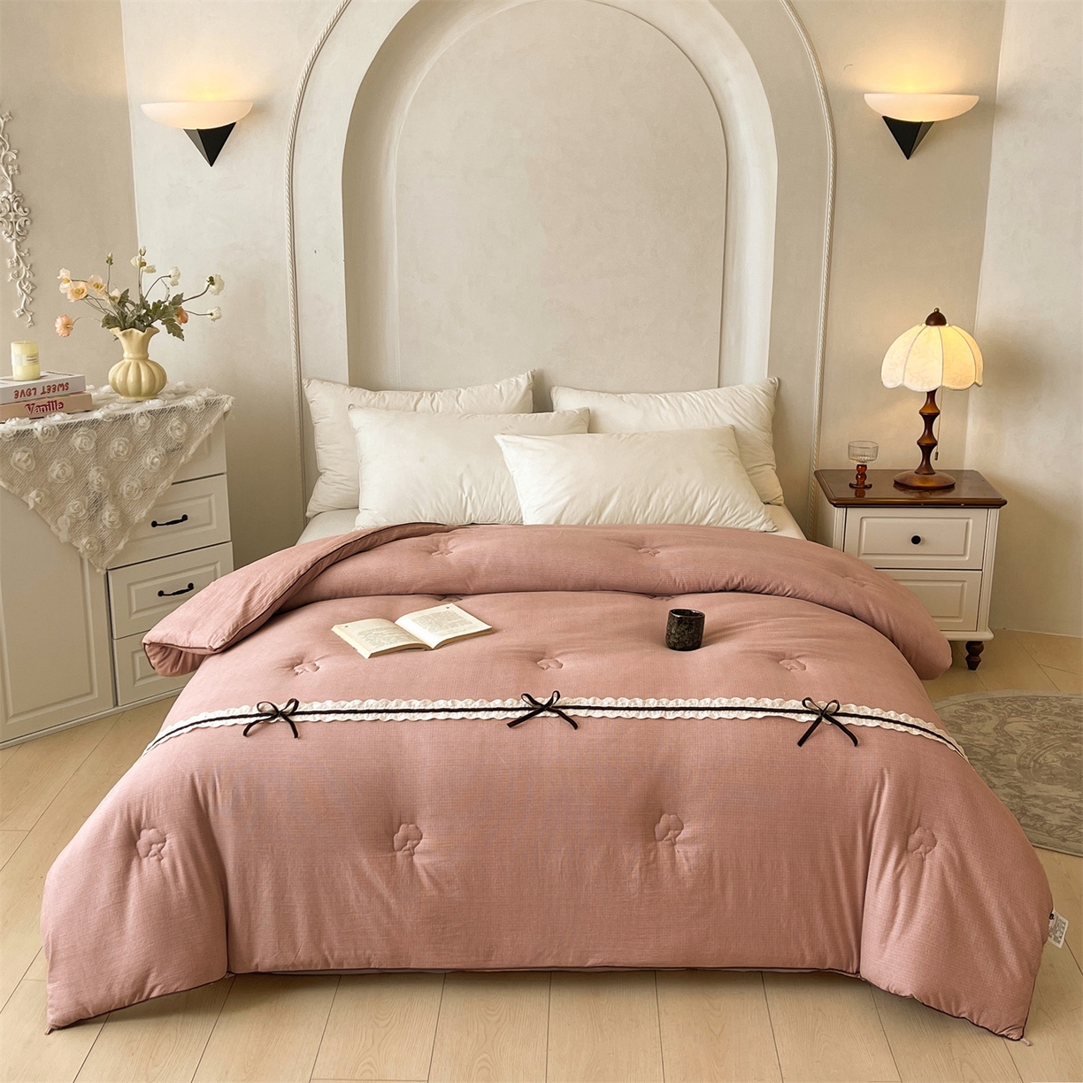 91家纺网 家纺一手货源 找家纺 梵蒂莎 2025新款花边蝴蝶结棉花被（场景2）暖衾蝶影秋冬被四季被子被芯 暖衾蝶影-豆沙粉