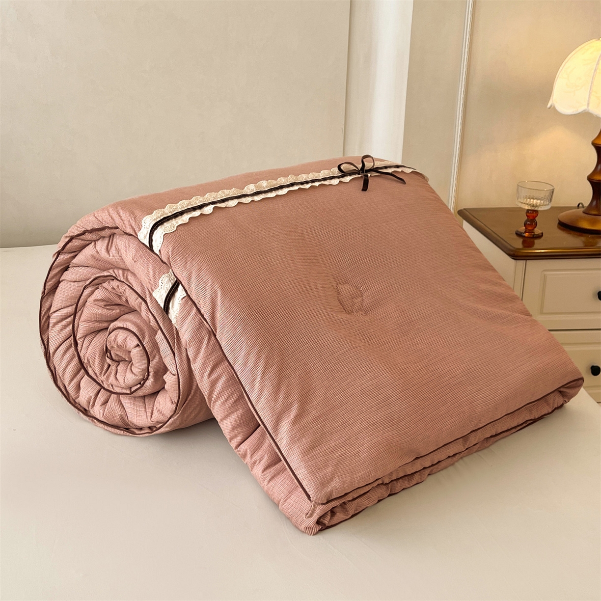 91家纺网 家纺一手货源 找家纺 梵蒂莎 2025新款花边蝴蝶结棉花被（场景2）暖衾蝶影秋冬被四季被子被芯 暖衾蝶影-豆沙粉