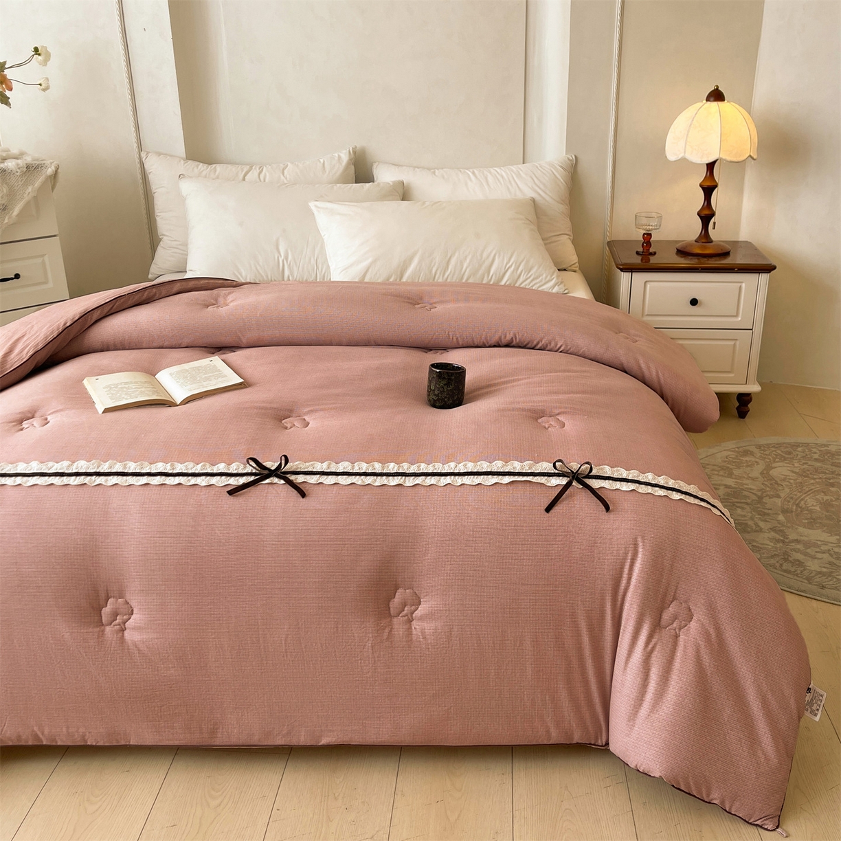 91家纺网 家纺一手货源 找家纺 梵蒂莎 2025新款花边蝴蝶结棉花被（场景2）暖衾蝶影秋冬被四季被子被芯 暖衾蝶影-豆沙粉