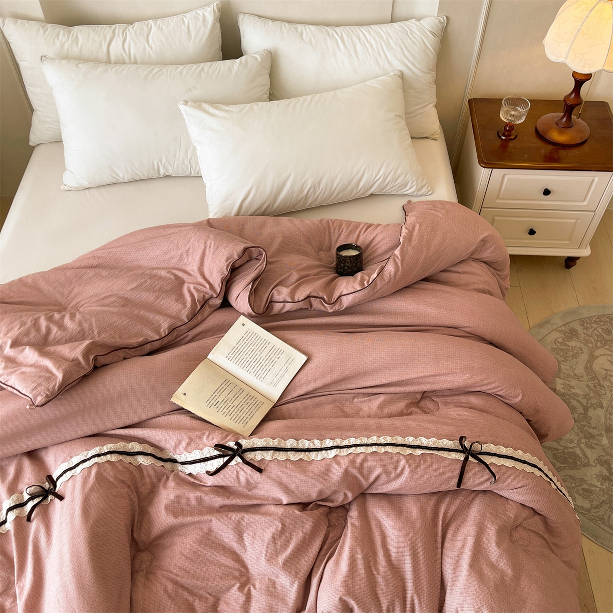 91家纺网 家纺一手货源 找家纺 梵蒂莎 2025新款花边蝴蝶结棉花被（场景2）暖衾蝶影秋冬被四季被子被芯 暖衾蝶影-豆沙粉