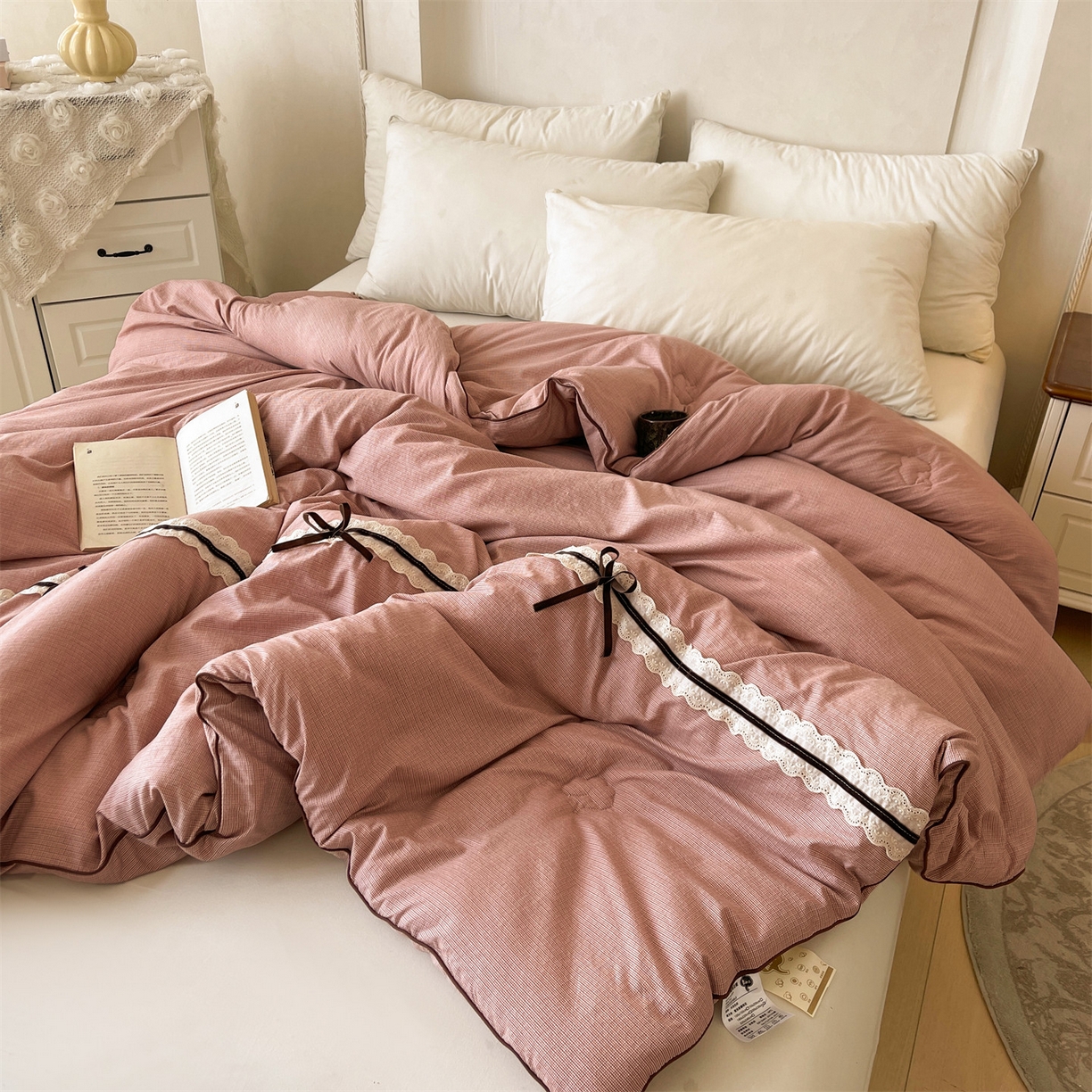 91家纺网 家纺一手货源 找家纺 梵蒂莎 2025新款花边蝴蝶结棉花被（场景2）暖衾蝶影秋冬被四季被子被芯 暖衾蝶影-豆沙粉