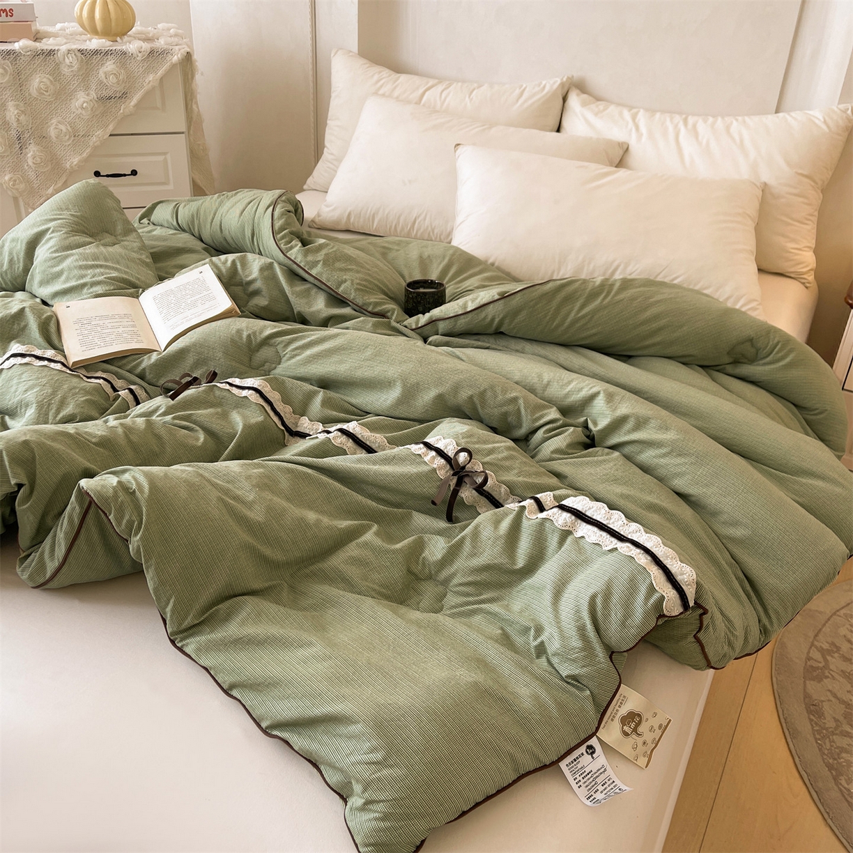 91家纺网 家纺一手货源 找家纺 （总）梵蒂莎 2025新款花边蝴蝶结棉花被（场景2）暖衾蝶影秋冬被四季被子被芯