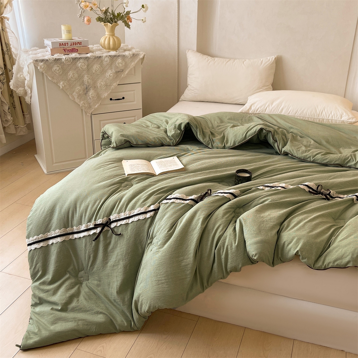 91家纺网 家纺一手货源 找家纺 梵蒂莎 2025新款花边蝴蝶结棉花被（场景2）暖衾蝶影秋冬被四季被子被芯 暖衾蝶影-橄榄绿