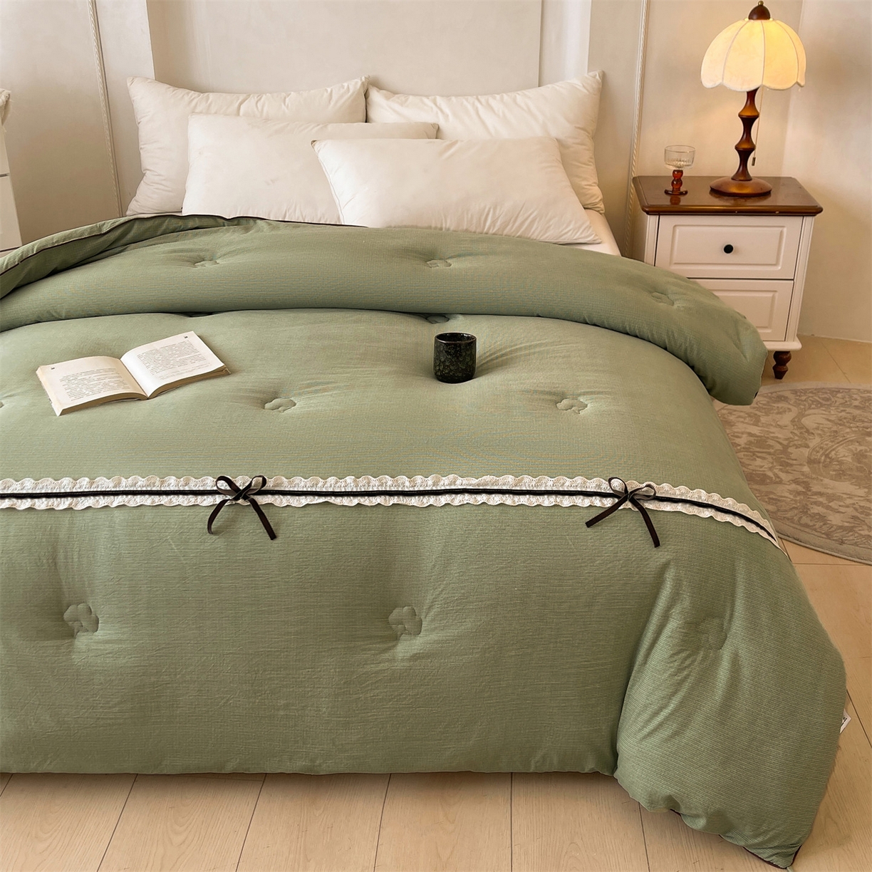 91家纺网 家纺一手货源 找家纺 梵蒂莎 2025新款花边蝴蝶结棉花被（场景2）暖衾蝶影秋冬被四季被子被芯 暖衾蝶影-橄榄绿